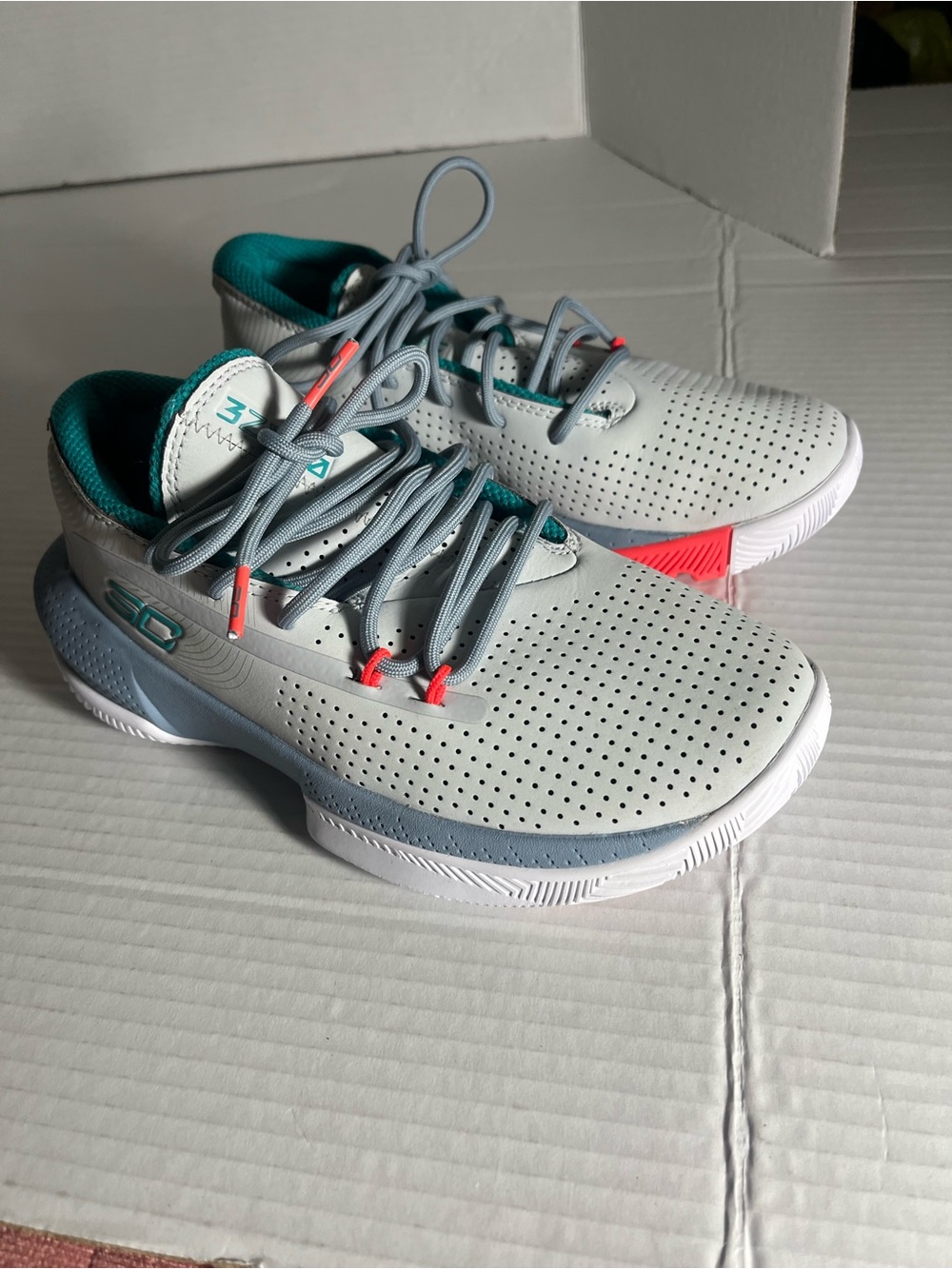 Under Armour size 2U Unisex New with out tag